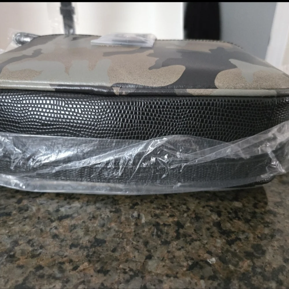 G.I.L.I Leather Camo Crossbody w/ Slim Metallic Wallet - Picture 3 of 12